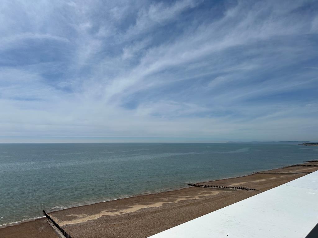 Lot: 63 - TWO-BEDROOM PENTHOUSE WITH ROOF TERRACE AND SEA VIEWS - View of the sea from the terrace